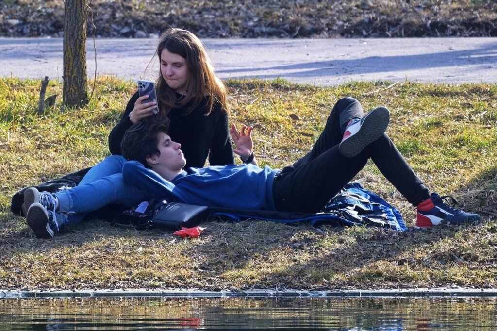 couple, park, nature, lakeside, leisure, teenagers, relaxing, outdoors, lakeshore, grass, everyday life